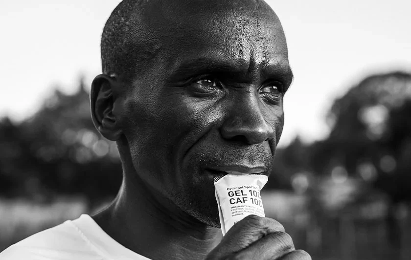Marathonläufer Kipchoge mit Energiegel