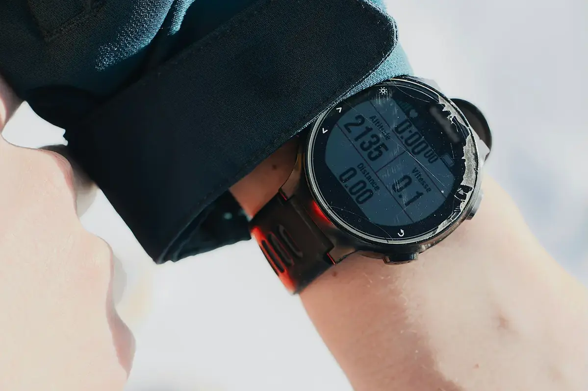 Nahaufnahme einer Smartwatch am Handgelenk