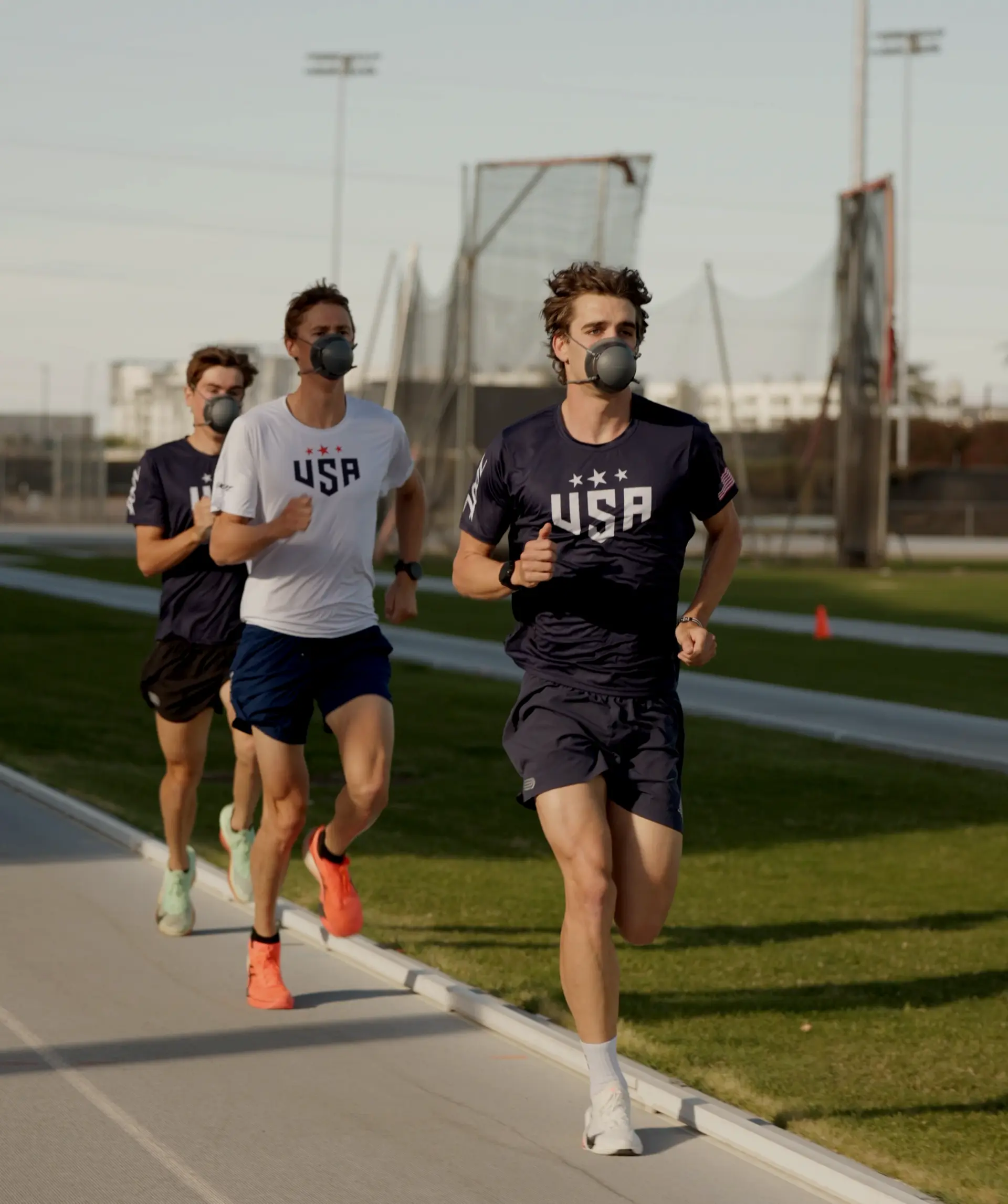 Vorderansicht von drei USAT-Athlet:innen mit PACER beim Lauftraining im Freien