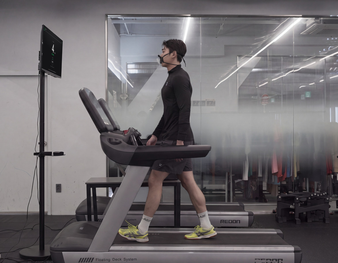 트레이너 감독 아래 회원이 트레드밀에서 자율 진단
